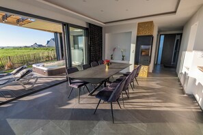 Outdoor dining - Villa vue mer avec spa privatif - Les Gîtes de Fabie - Plougonvelin (Plougonvelin)