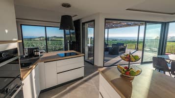 Réfrigérateur, micro-ondes, plaque de cuisson, lave-vaisselle