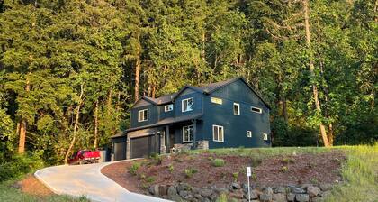 Forest home and outdoor adventure paradise! 15 minutes to Autzen Stadium.