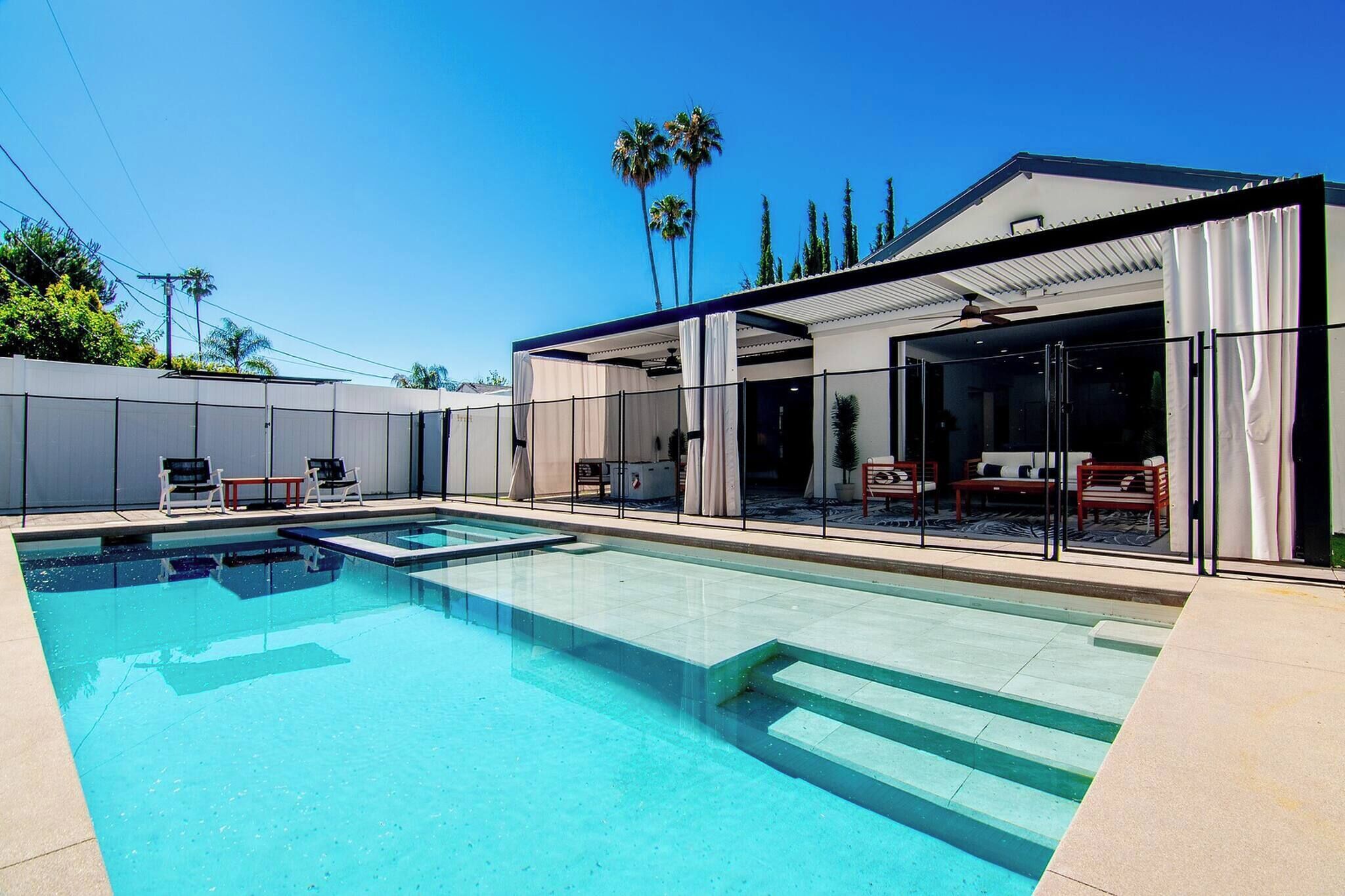 Poolside Modern Escape Villa In Tarzana