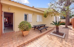 Outdoor dining - 4 bedroom beach front home in Sagunto (Sagunto)
