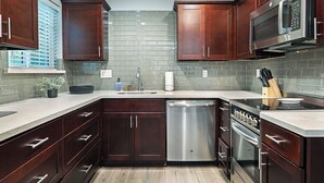 Coffee/tea maker, fridge, microwave, oven - 2BR The TMC Flats 04! Hermann Park Zoo! (Houston)