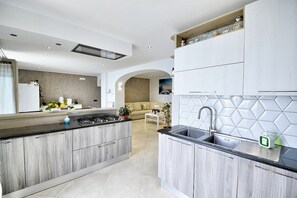 Réfrigérateur, micro-ondes, plaque de cuisson, lave-vaisselle