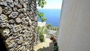Pared de pedra com vista para o mar.