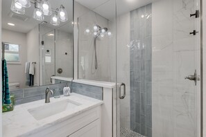 Douche, sĂšche-cheveux, serviettes fournies