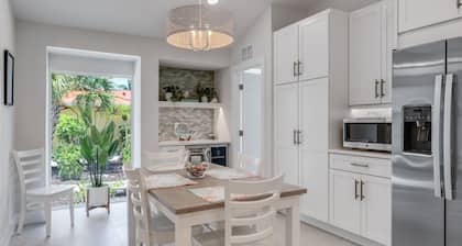 Little Blue - Stunning Villa with Pool and Spa