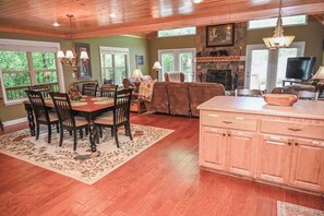 Dining - Creek Front Lodge • Private Setting • Fast Internet • Firepit (Hayesville)
