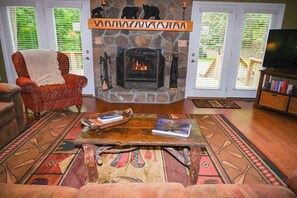 Interior - Creek Front Lodge • Private Setting • Fast Internet • Firepit (Hayesville)