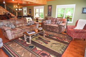 Smart TV, fireplace - Creek Front Lodge • Private Setting • Fast Internet • Firepit (Hayesville)