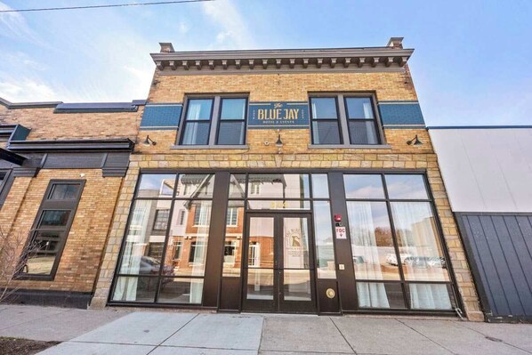Un immeuble de deux étages sur lequel on peut lire l’inscription : « The Blue Jay Hotel & Suites ».