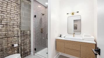 Ducha, secador de pelo y toallas