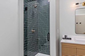 Dusche, Haartrockner, Handtücher, Shampoo