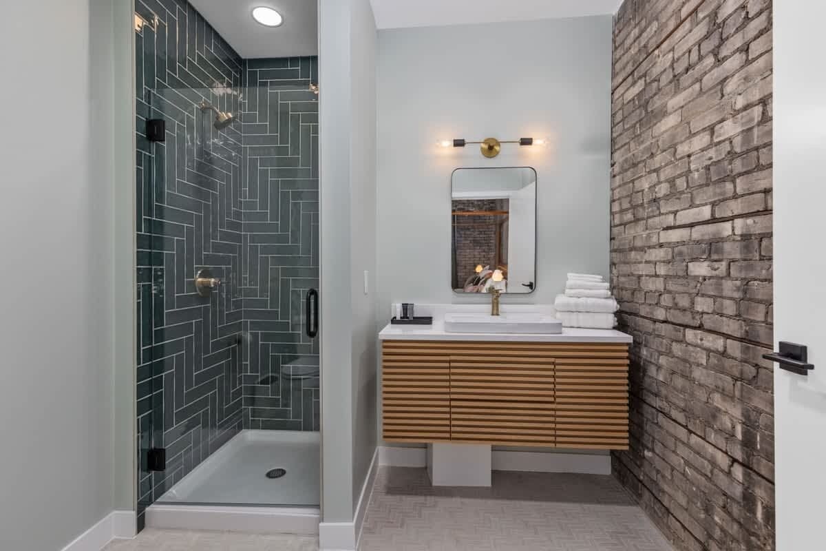 Bruser, hårtørrer, håndklæder