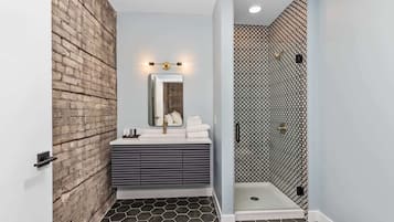 Een douche, een haardroger, handdoeken