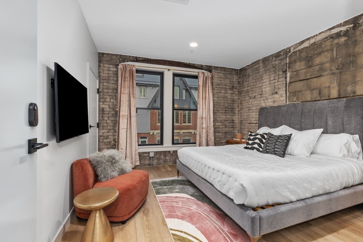 1 bedroom, desk, iron/ironing board, WiFi