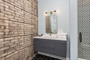 Regadera, secadora de cabello, toallas 