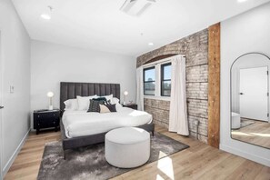 1 bedroom, desk, iron/ironing board, WiFi