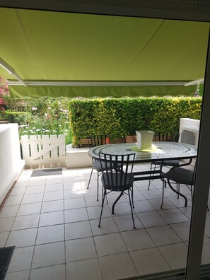 Dining - Garden-floor apartment with terrace and pool access. 10 min from the beach (La Grande-Motte)