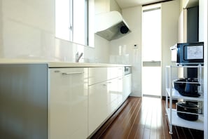 Basic House, Non Smoking, Kitchen | Private kitchen | Fridge, microwave, stovetop, electric kettle - Ciel Nishishinjuku (Tokyo)