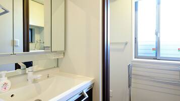 Basic House, Non Smoking, Kitchen | Bathroom | Combined shower/tub, hair dryer, bidet, towels