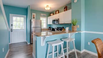 Een koelkast, een magnetron, een vaatwasser