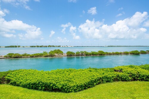 Water View Keys Retreat: Waterfront Villa on Duck Key, Enchanting Open Water Views, Multiple Decks