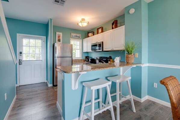 Réfrigérateur, micro-ondes, lave-vaisselle, cafetière/bouilloire