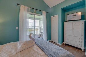 2 bedrooms, iron/ironing board, WiFi