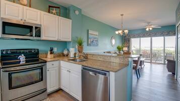 Een koelkast, een magnetron, een vaatwasser