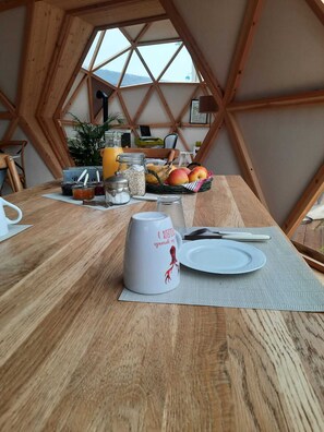 Outdoor dining - Dôme Géodésique - Cocooning "pour une Nuit Presque à la Belle Étoile" (Chambon-sur-Lac)