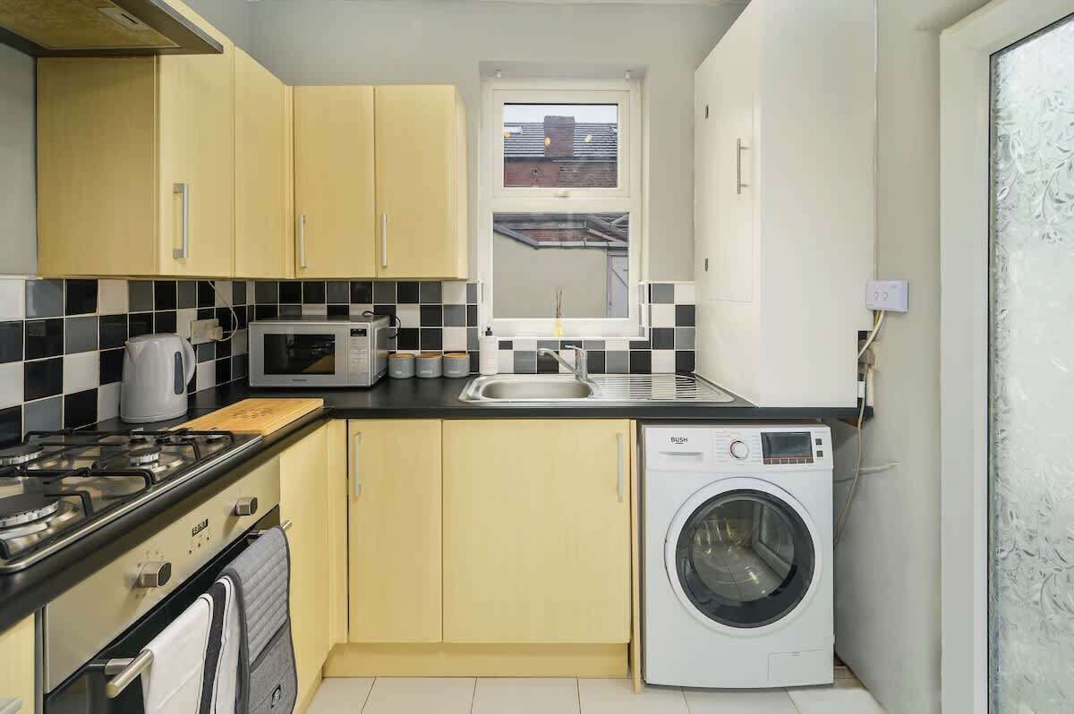 Fridge, microwave, stovetop, electric kettle