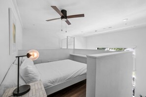 Tabla de planchar con plancha, wifi y ropa de cama