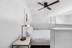 Een strijkplank/strijkijzer, wifi, beddengoed