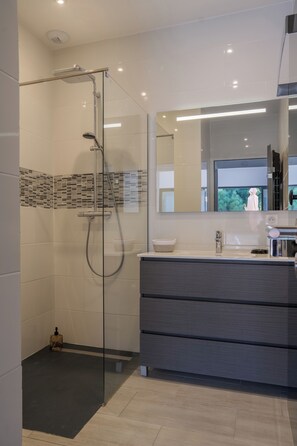 Shower, hair dryer, towels, soap - Casa Léa (Sollacaro)
