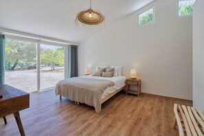 5 bedrooms, iron/ironing board, WiFi, bed sheets