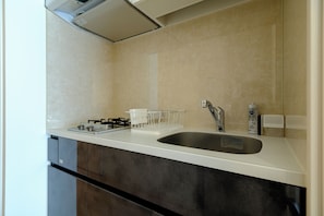 Basic Room, Non Smoking, Kitchen (1001) | Private kitchen | Fridge, microwave, stovetop, cookware/dishes/utensils