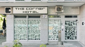 Hotel Corner, con fachada moderna, número 73, con puertas de vidrio con diseño y un llamativo logo 'C'.