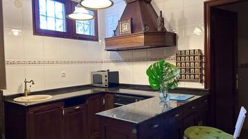 Jääkaappi, mikroaaltouuni, astianpesukone, kahvin-/teenkeitin