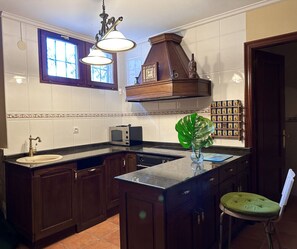 Réfrigérateur, micro-ondes, lave-vaisselle, cafetière/bouilloire