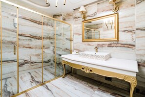 Luxury Room, City View | Bathroom | Hair dryer, slippers, towels, soap - GOLDEN PARS HOTEL (Bursa)