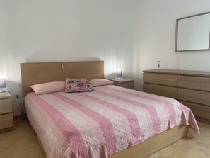 3 makuuhuonetta, silitysrauta/-lauta, ilmainen Wi-Fi, vuodevaatteet