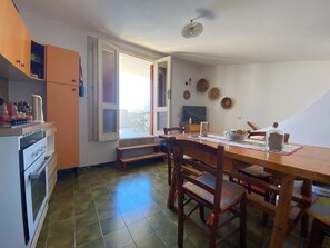 Fridge, microwave, oven, stovetop - Vacation House with panoramic terrace (Castelsardo)