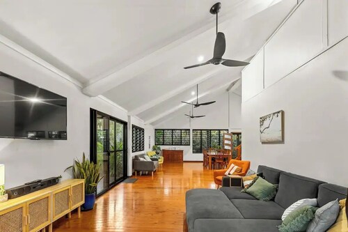 Spacious family friendly oasis-walk to Cable Beach