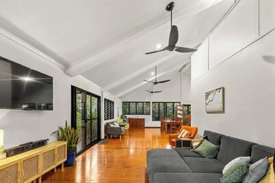 Spacious family friendly oasis-walk to Cable Beach