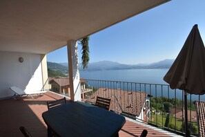 Outdoor dining - Apartment by Lake Maggiore with Stunning Views (Oggebbio)