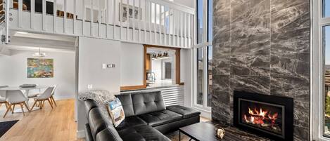 Smart-tv, een open haard, een dvd-speler en boeken