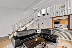 Smart-TV, Kamin, DVD-Player, Bücher