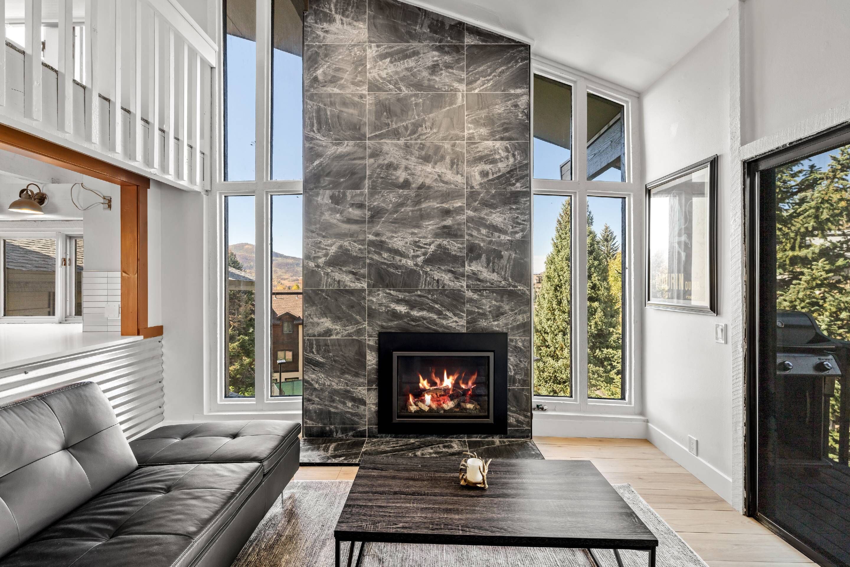 Smart-TV, peis, DVD-spiller og bøker