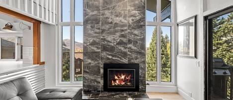 Smart-TV, Kamin, DVD-Player, BĂŒcher