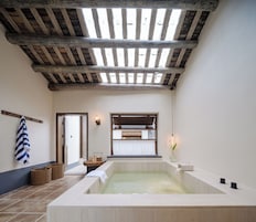 Family Studio Suite | Bathroom | Shower, rainfall showerhead, free toiletries, hair dryer